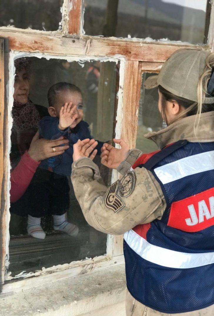 Jandarmanın kadın personelleri, depremzede çocukları yalnız bırakmıyor G4