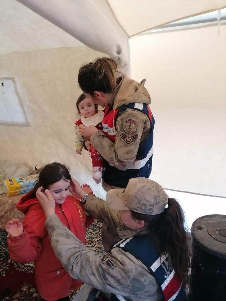 Jandarmanın kadın personelleri, depremzede çocukları yalnız bırakmıyor G5