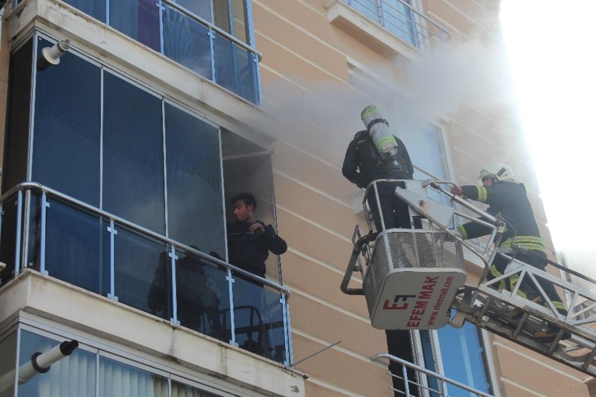 Elektrik kontağından &ccedil;ıkan yangını b&uuml;y&uuml;meden s&ouml;nd&uuml;r&uuml;ld&uuml;