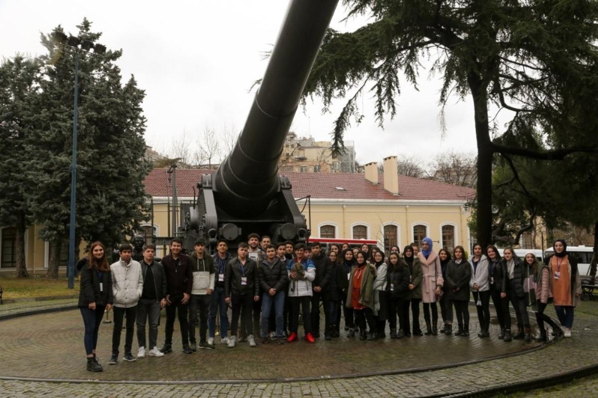 41 Gen&ccedil; m&uuml;ze gezisinde