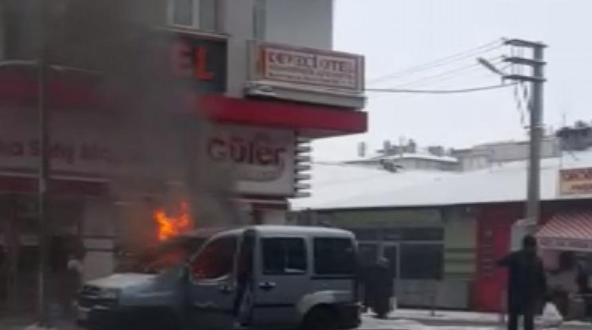 Park halindeki ara&ccedil; alev alev yandı