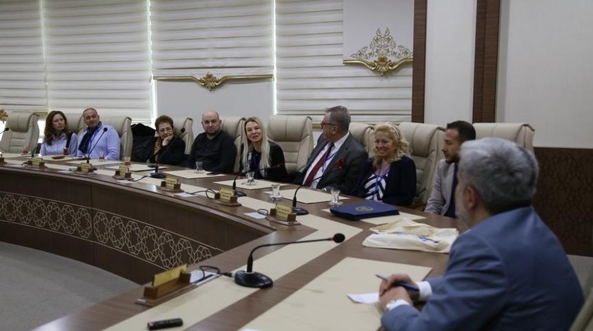 AS&Uuml; Rekt&ouml;r&uuml; Şahin: &ldquo;Hedef, &ccedil;evre duyarlılığı y&uuml;ksek gen&ccedil;ler yetiştirmek&rdquo;