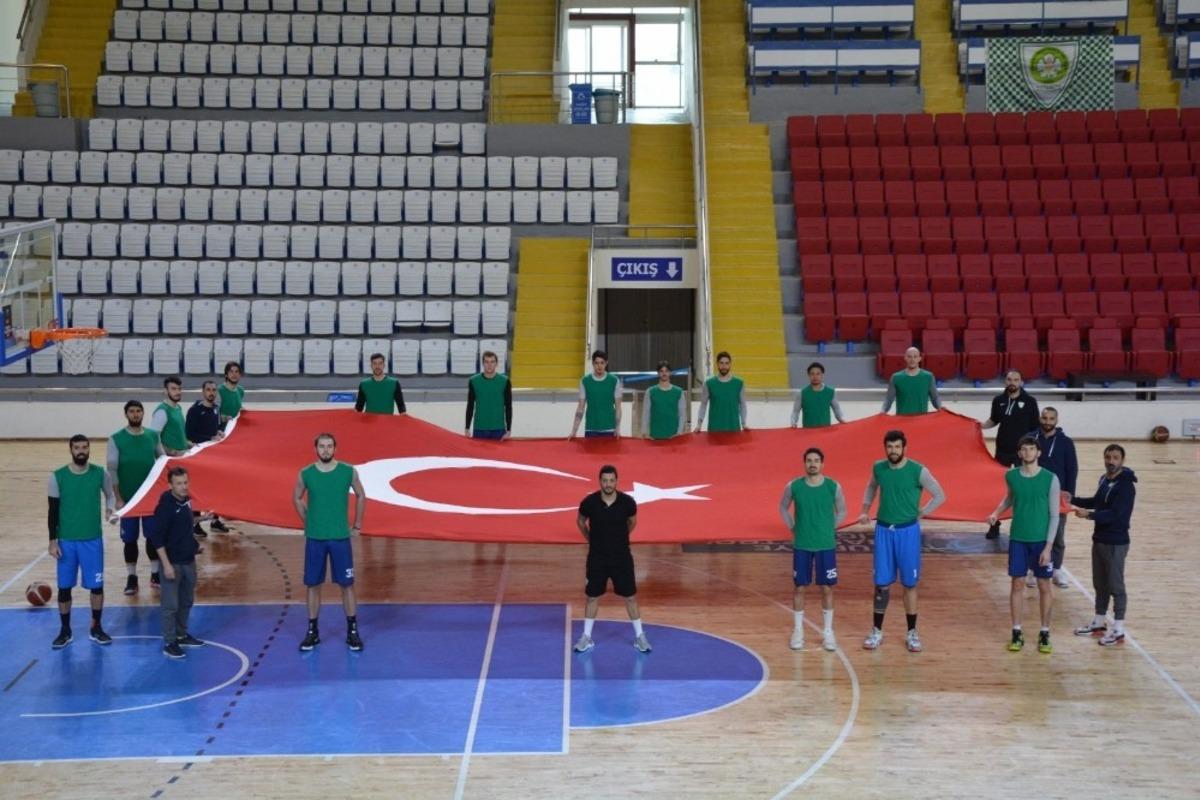 Manisa BBSK&rsquo;lı sporculardan Yunan vekile bayraklı tepki