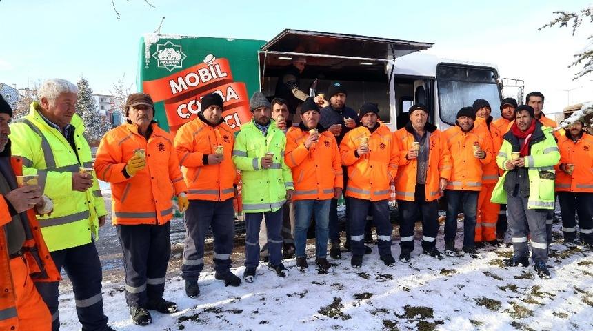 Kar mesaisinde &ccedil;alışan personele sıcak &ccedil;orba