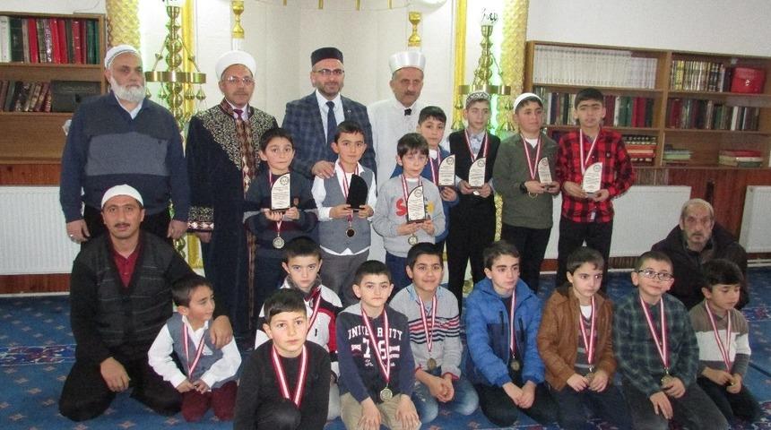 Camiye vakit namazlarına gelen &ccedil;ocuklara hediye dağıtıldı