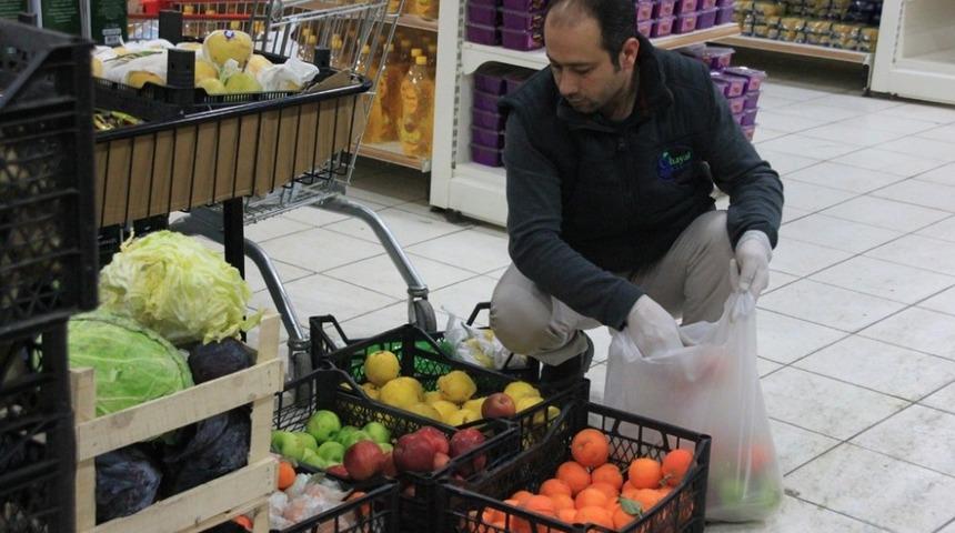Esnafın bağışladığı meyve ve sebze y&uuml;zleri g&uuml;ld&uuml;rd&uuml;