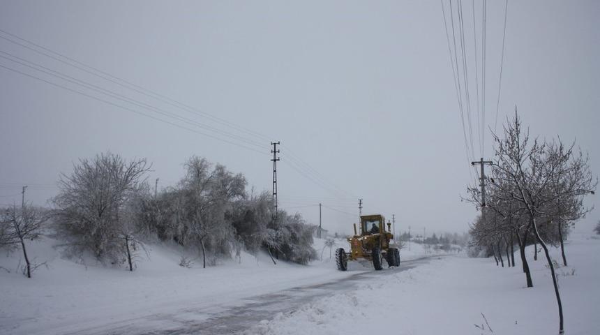 U&ccedil;hisar&rsquo;da karla m&uuml;cadele &ccedil;alışmaları devam ediyor