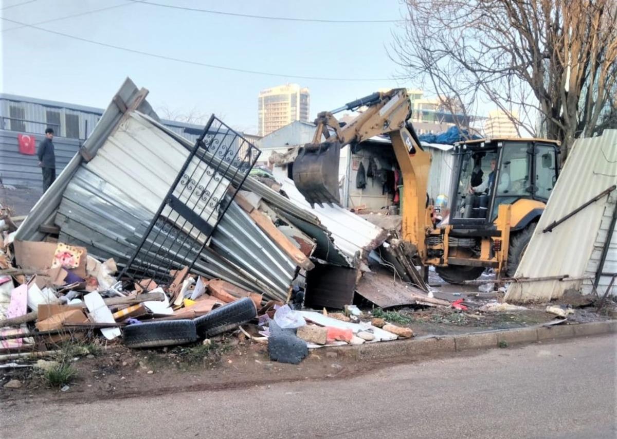 Stadyum &ccedil;evresinde hurda temizliği