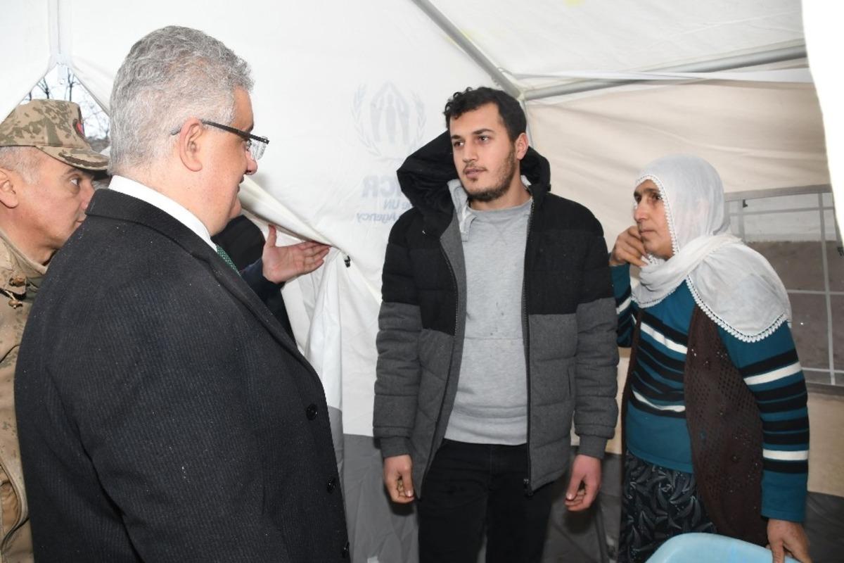 Vali Aykut Pekmez depremzedeleri yalnız bırakmadı