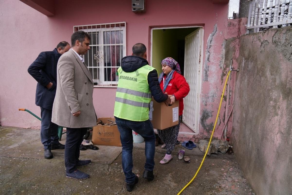 Diyarbakır&rsquo;da depremden etkilenen vatandaşlara gıda yardımı