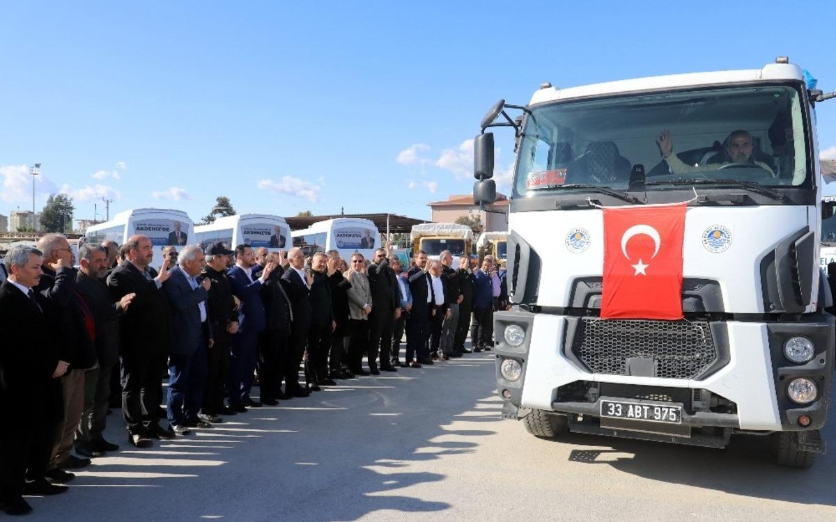 11 kamyondan oluşan yardım konvoyu Akdeniz&rsquo;den yola &ccedil;ıktı