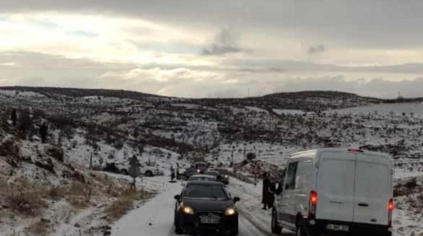 Mazıdağı ve Derik&rsquo;te kar yağışı hayatı olumsuz etkiledi