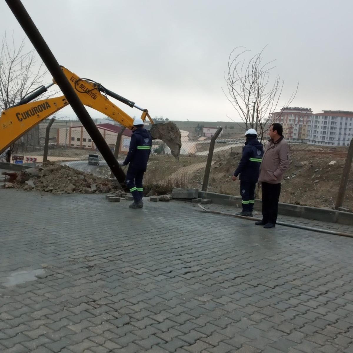 Şiddetli r&uuml;zgar elektrik direğini devirdi