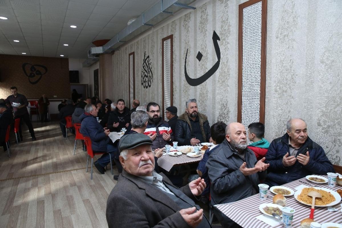 Depremde hayatını kaybedenler i&ccedil;in Mevlid-i Şerif okutuldu