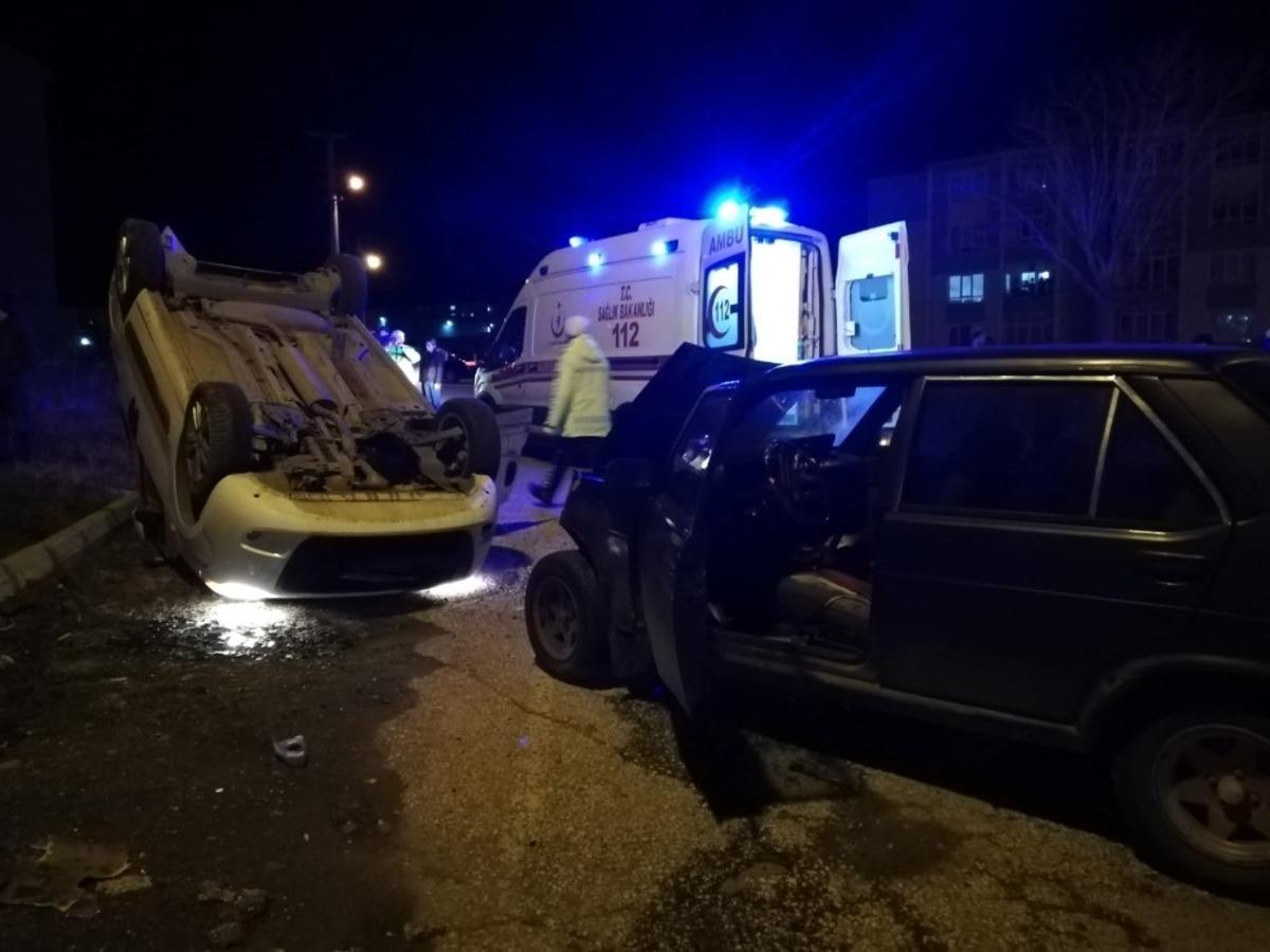 &Ccedil;arpışmanın etkisiyle savrulan ara&ccedil; yoldan &ccedil;ıkıp takla attı