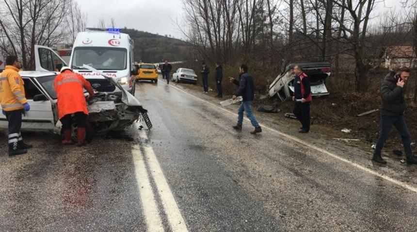 Tokat&rsquo;ta otomobiller kafa kafaya &ccedil;arpıştı: 6 yaralı