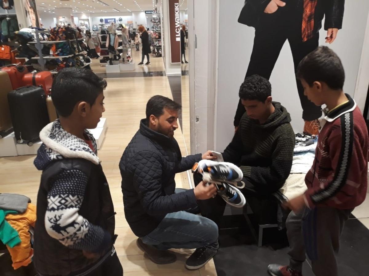 Vali misafir olduğu &ccedil;ocuğun evinde ailenin t&uuml;m ihtiya&ccedil;larını karşıladı