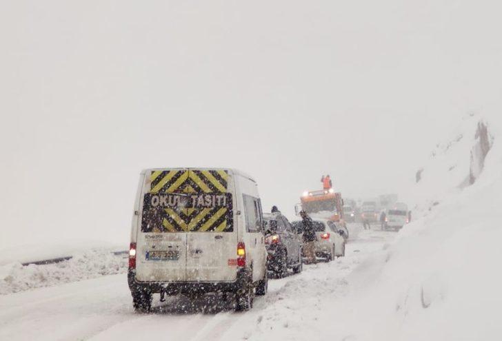 Yüksekova-Şemdinli karayolunda 30 araç mahsur kaldı G1