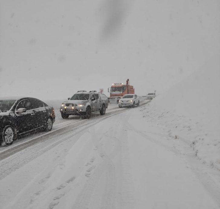Yüksekova-Şemdinli karayolunda 30 araç mahsur kaldı G2