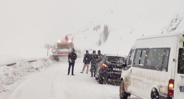 Yüksekova-Şemdinli karayolunda 30 araç mahsur kaldı G3