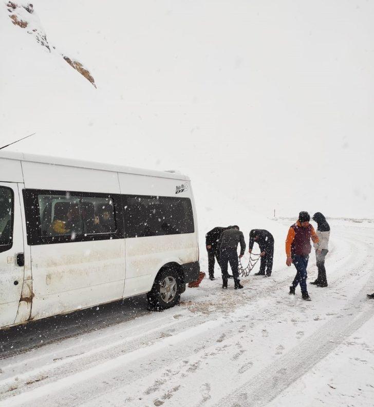 Yüksekova-Şemdinli karayolunda 30 araç mahsur kaldı G4