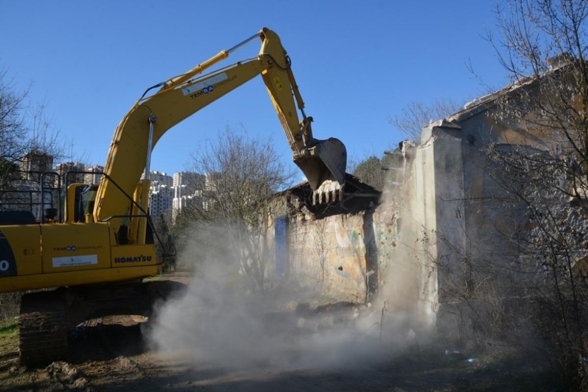 İzmit&rsquo;te tehlike oluşturan binalar yıkılıyor