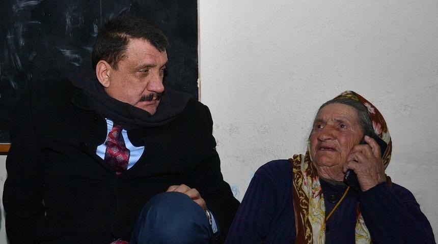 Depremzede Cemile teyzeye Başkan G&uuml;rkan sahip &ccedil;ıktı