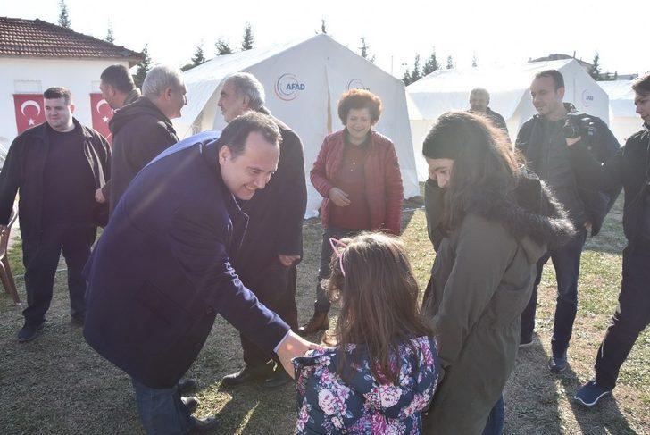 Akhisar Belediyesi depremzedelerin yaralarını sarıyor G1