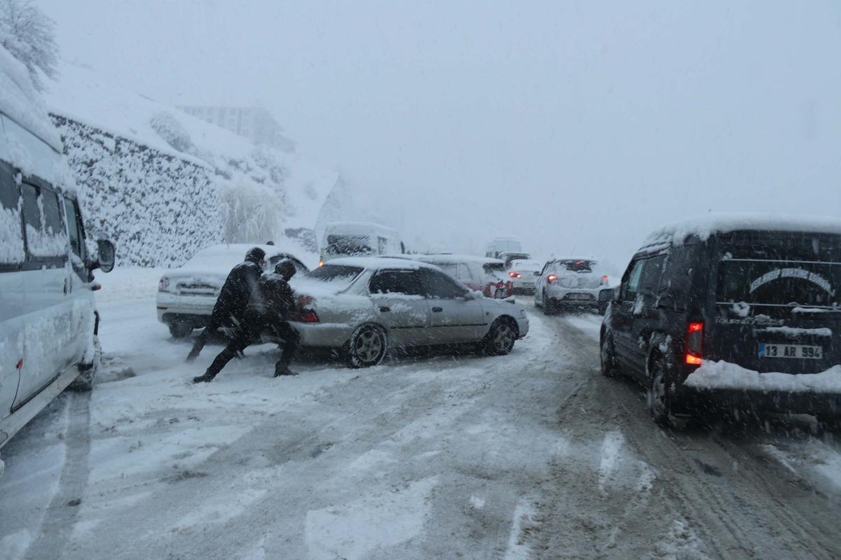 Bitlis'te 500 yerleşim yeri ulaşıma kapandı