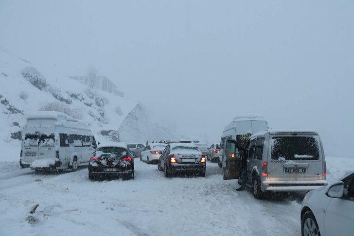 Bitlis'te 500 yerleşim yeri ulaşıma kapandı G2