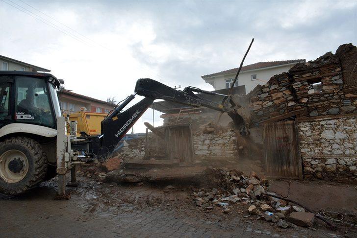 Malatya'da ağır hasarlı binaların yıkımına başlandı G1