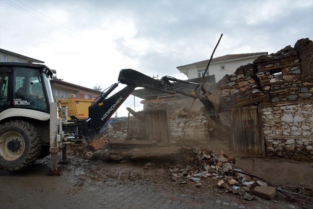 Malatya'da ağır hasarlı binaların yıkımına başlandı