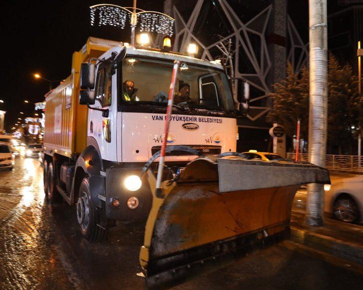 Van Büyükşehir Belediyesi kar yağışıyla birlikte çalışmalarına başladı G1