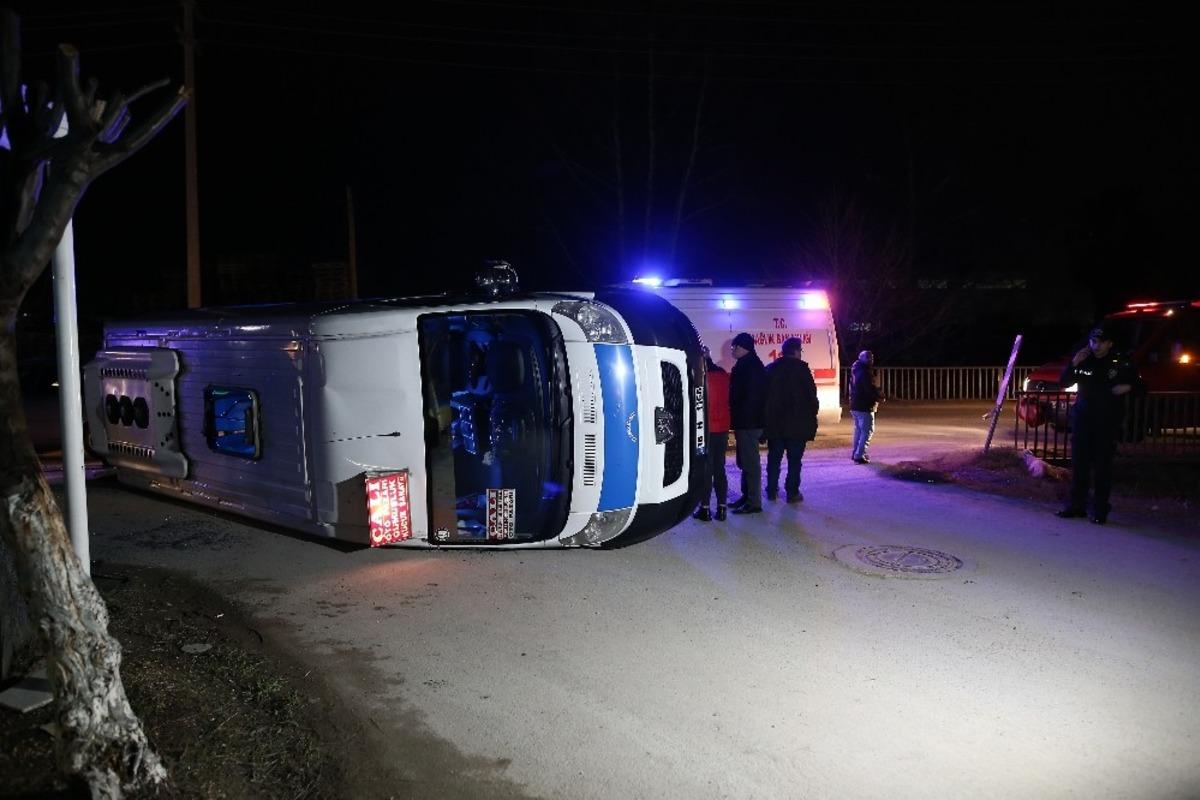 Bursa&rsquo;da yolcu minib&uuml;s&uuml; yan yattı, 23 kişi &ouml;l&uuml;mden d&ouml;nd&uuml;
