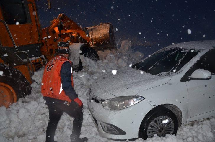 Hakkari’de çığ nedeniyle mahsur kalan 11 kişi kurtarıldı G1