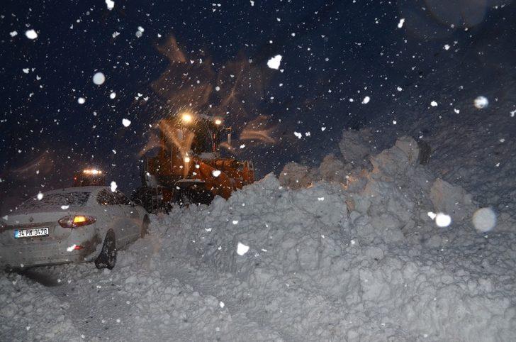 Hakkari’de çığ nedeniyle mahsur kalan 11 kişi kurtarıldı G2