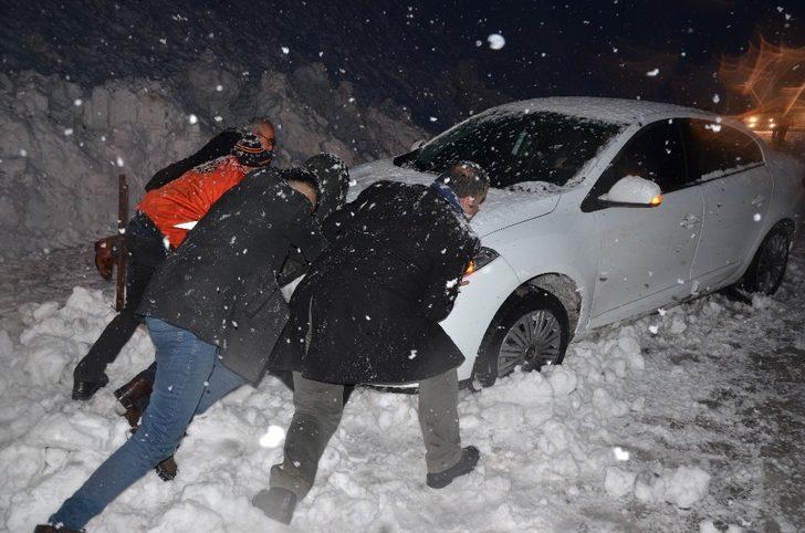 Hakkari’de çığ nedeniyle mahsur kalan 11 kişi kurtarıldı G4