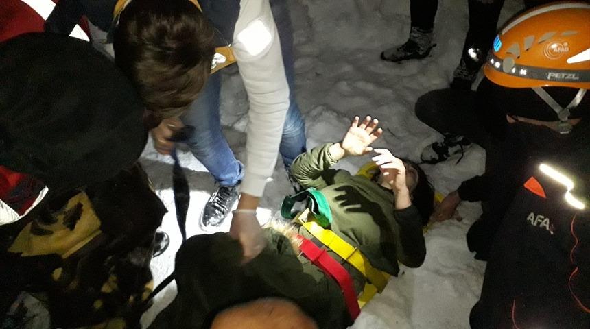 Çığda kaybolan kişiyi aramaya giderken yolda hayat kurtardılar