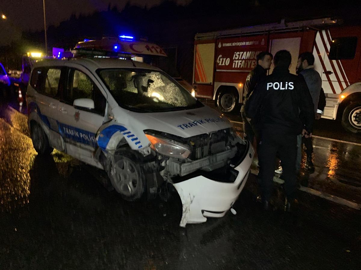 Maltepe'de sabaha karşı zincirleme kaza! 2'si polis 4 yaralı