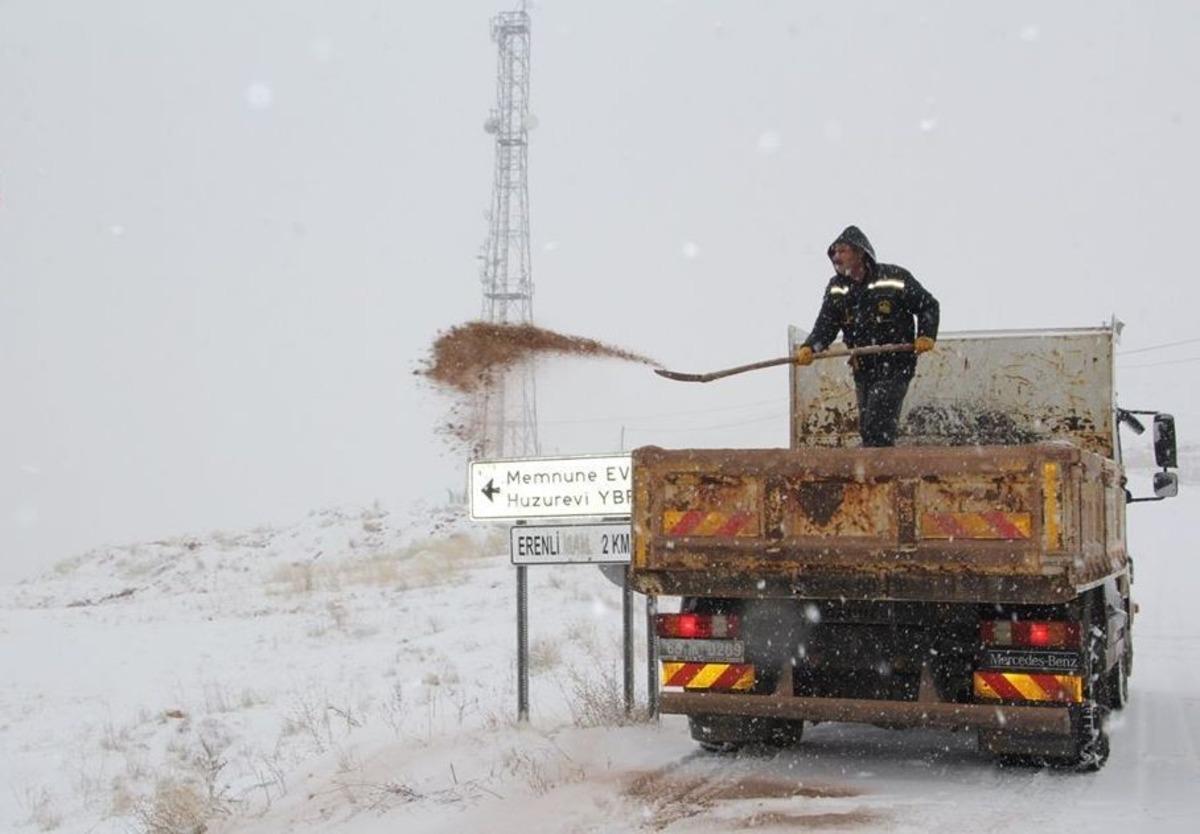Kar yağışıyla birlikte ekipler sahaya indi