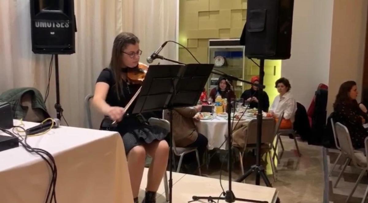 Zeynep, kemandaki ustalığı ile dikkat &ccedil;ekiyor