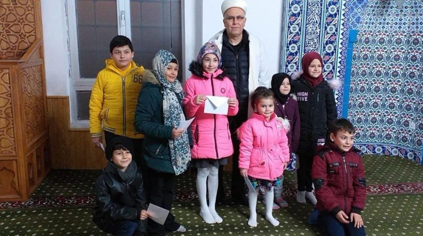 Yarıyıl tatilinde camiye giden &ccedil;ocuklar cami imamı tarafından &ouml;d&uuml;llendirildi