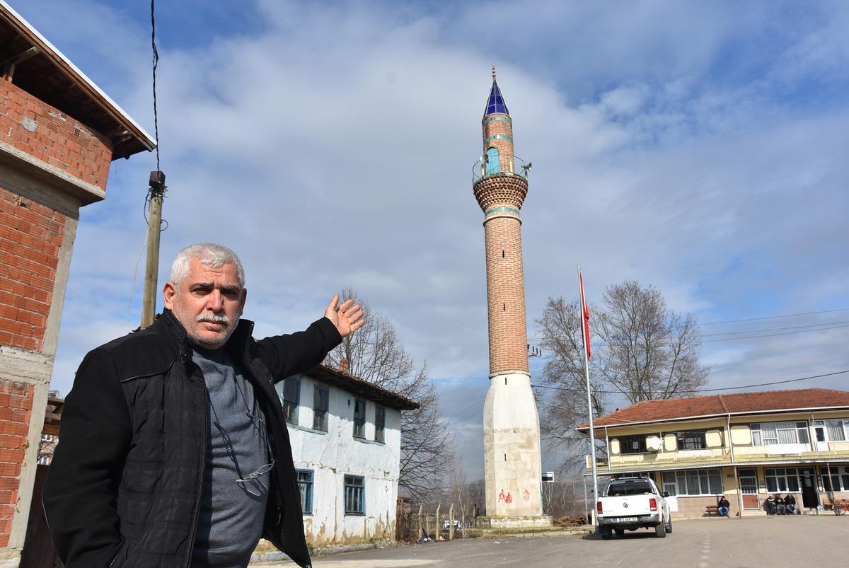 20 yıldır orada ve kimse dokunmuyor... Camisiz minare mahallenin sembol&uuml; oldu