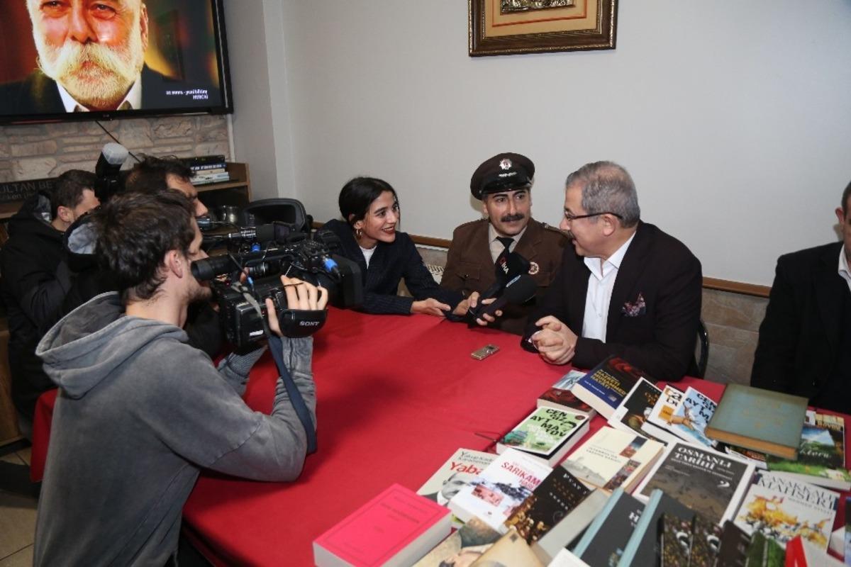 Ey&uuml;psultan&rsquo;da kahvehanelerde k&uuml;t&uuml;phaneler kurulmaya devam ediyor