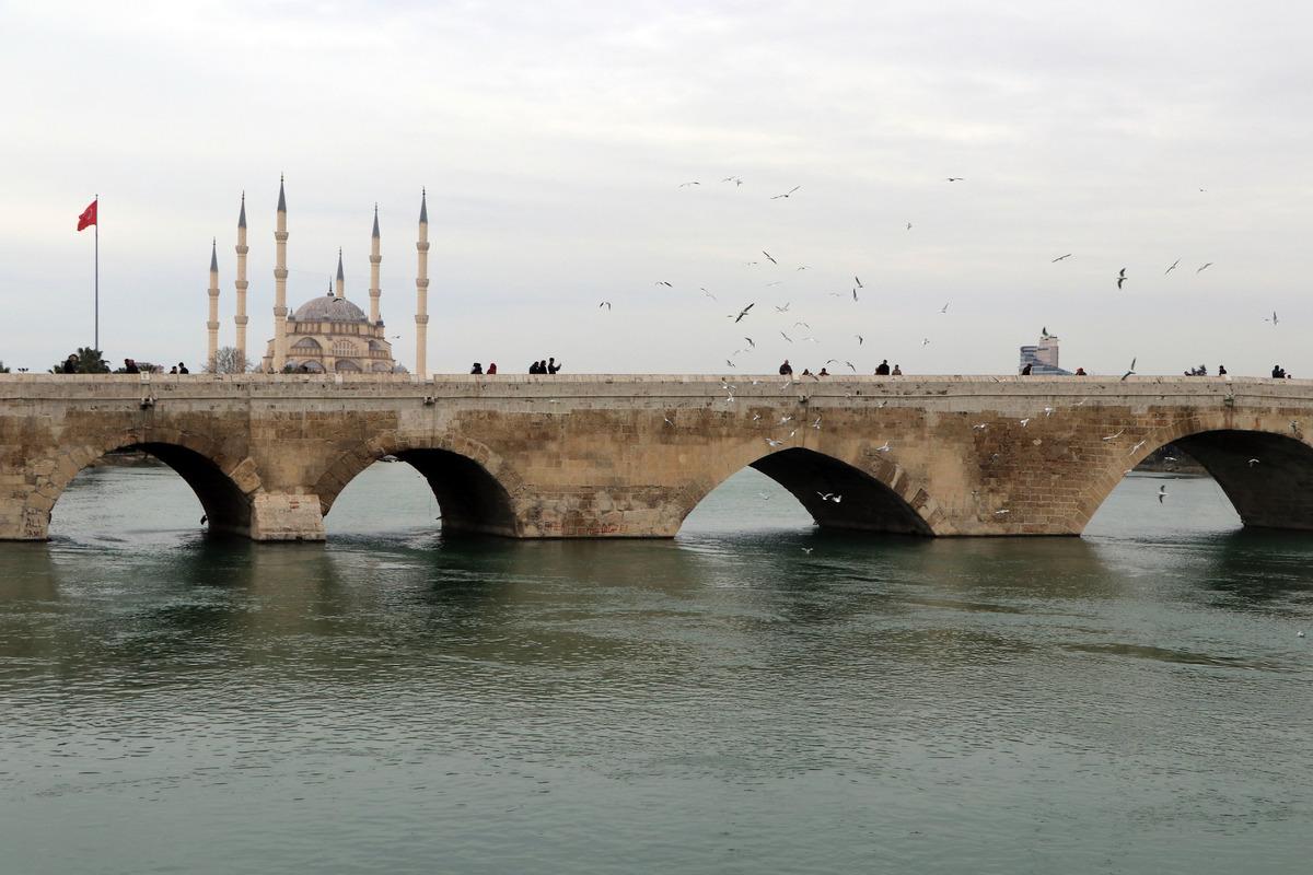 Adana'daki bin 636 yıllık Taşk&ouml;pr&uuml;'de yine aynı g&ouml;r&uuml;nt&uuml;!