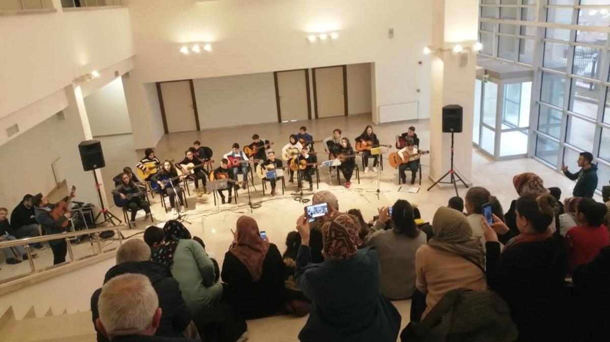 Mamak&rsquo;ta kursiyerlerden gitar konseri