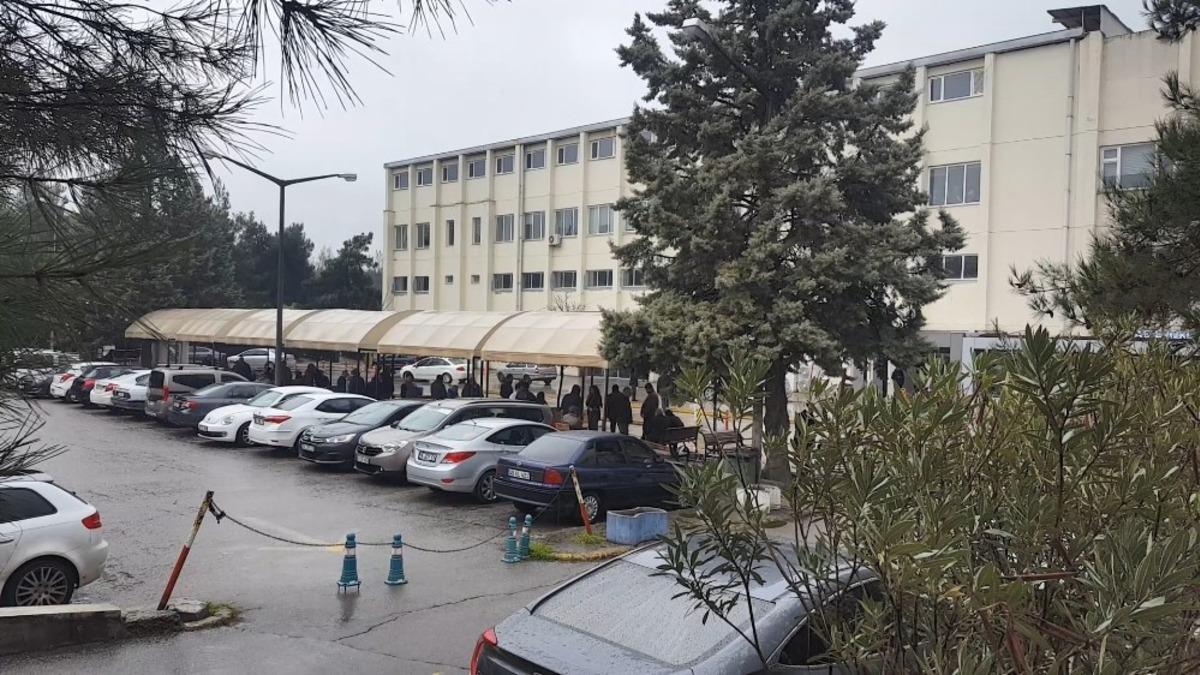 Bursa'da korkun&ccedil; olay! Eşi otomobilden attı