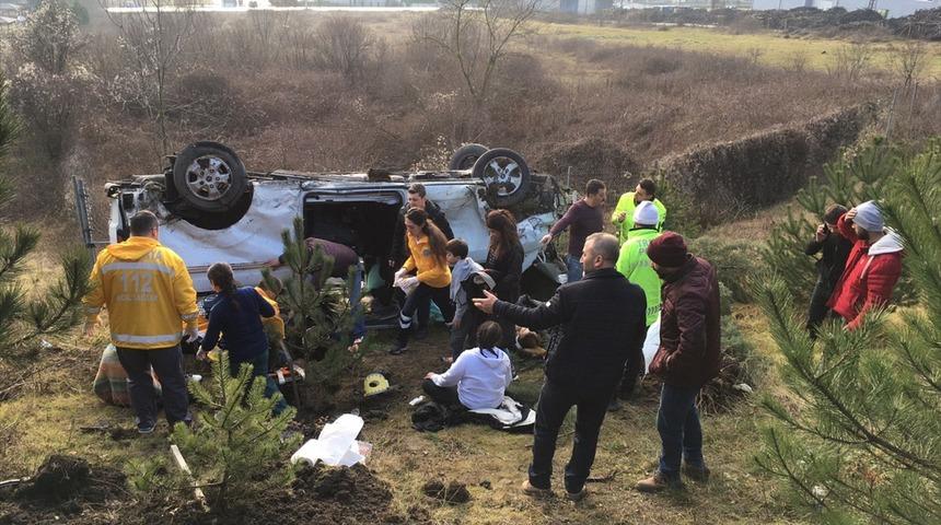 D&uuml;zce'de şarampole devrilen minib&uuml;steki 9 kişi yaralandı