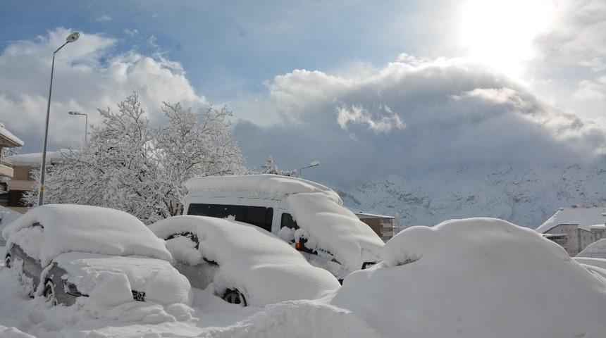 Hakkari&rsquo;de 307 yerleşim yolu ulaşıma kapandı
