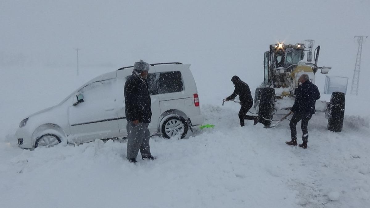 Muş&rsquo;ta karda mahsur kalan 20 kişi kurtarıldı